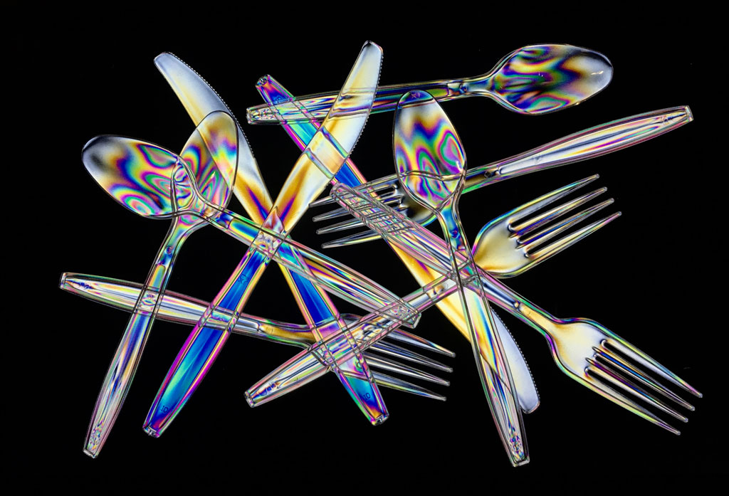 OPNmagazine's tweet image. Image of the Week: Birefringence

Stresses and stretching imprinted in the manufacture of plastic cutlery, as revealed by variations in birefringence. 

Read more here: ow.ly/JRFG50yThjQ

#birefringence #polarization #light #cutlery