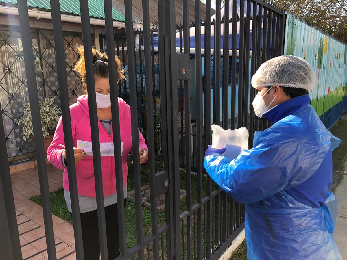SaludQuilicura's tweet photo. CONTINUAMOS CON LA ENTREGA DE MEDICAMENTOS

Porque la salud de los quilicuranos nos importa, es que nuestro municipio en convenio con el Hospital San José y Roberto del Río, est��n realizando la entrega domiciliaria de medicamentos a los pacientes que se encuentran en tratamiento. https://t.co/u9m0m8KCDK
