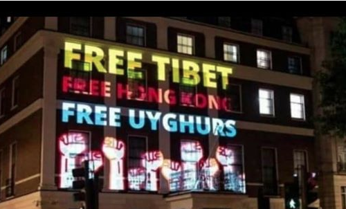 TheOliveKnife's tweet photo. तेरी कह के लूँगा... Galwan will be avenged for a long time. 

The message displayed by the Indian diaspora in the Chinese embassy building in London.

CCP countdown started https://t.co/ErAobtrY5Q