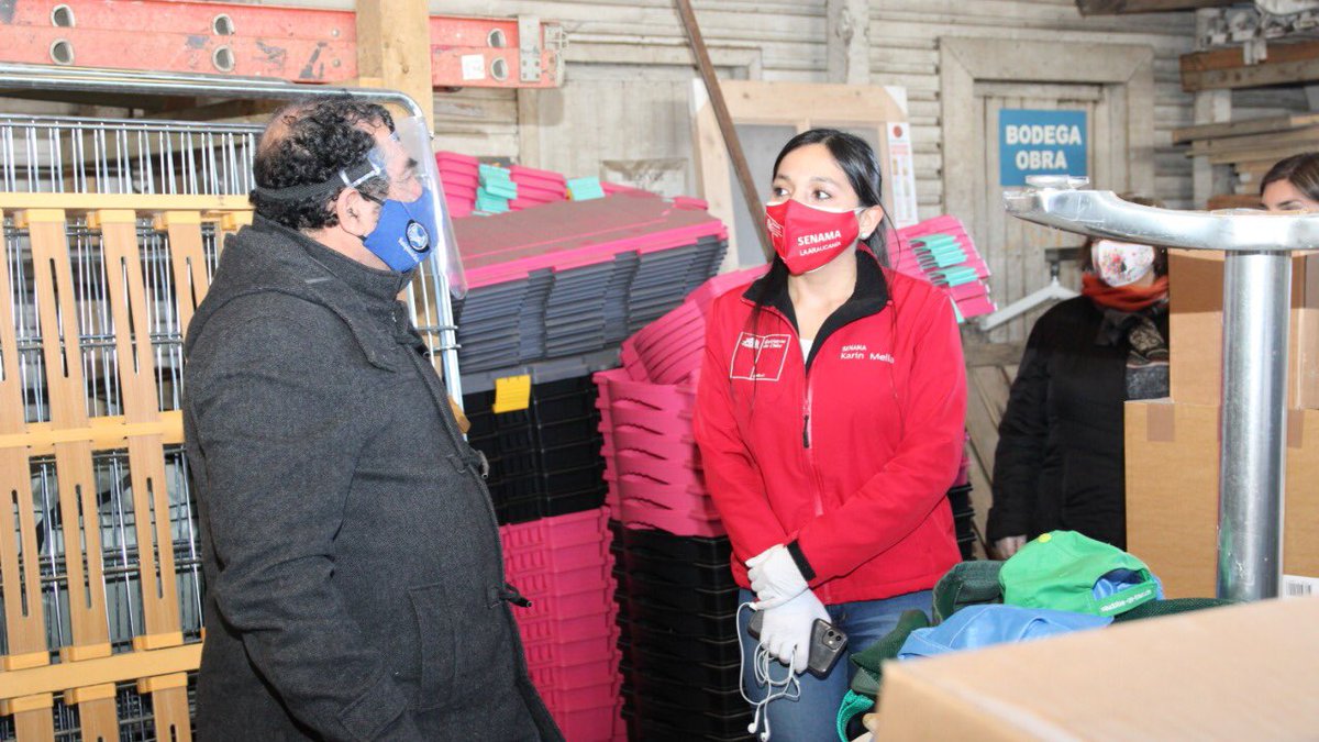 SenamaAraucania's tweet photo. Cerca de 200 millones de pesos esta avaluado la ayuda @fsinergiah proveniente desde Suiza 🇨🇭. 
La Coordinadora Regional @Karin_MellaC en su rol de gestora de la ayuda internacional recibida, confirmó el arribo del contenedor con insumos médicos en compañía del Alcalde. https://t.co/qSmn9A4EoO