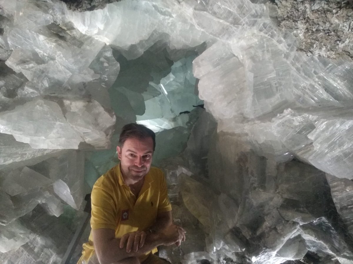 En #Almería se encuentra la mayor geoda del mundo. Un milagro de la naturaleza que hoy he visitado con asombro. La ⁦<a href="/geodadepulpi/">GEODA DE PULPí</a>⁩ lleva solo un año abierta al público. No es una visita turística. Es casi una experiencia iniciática.