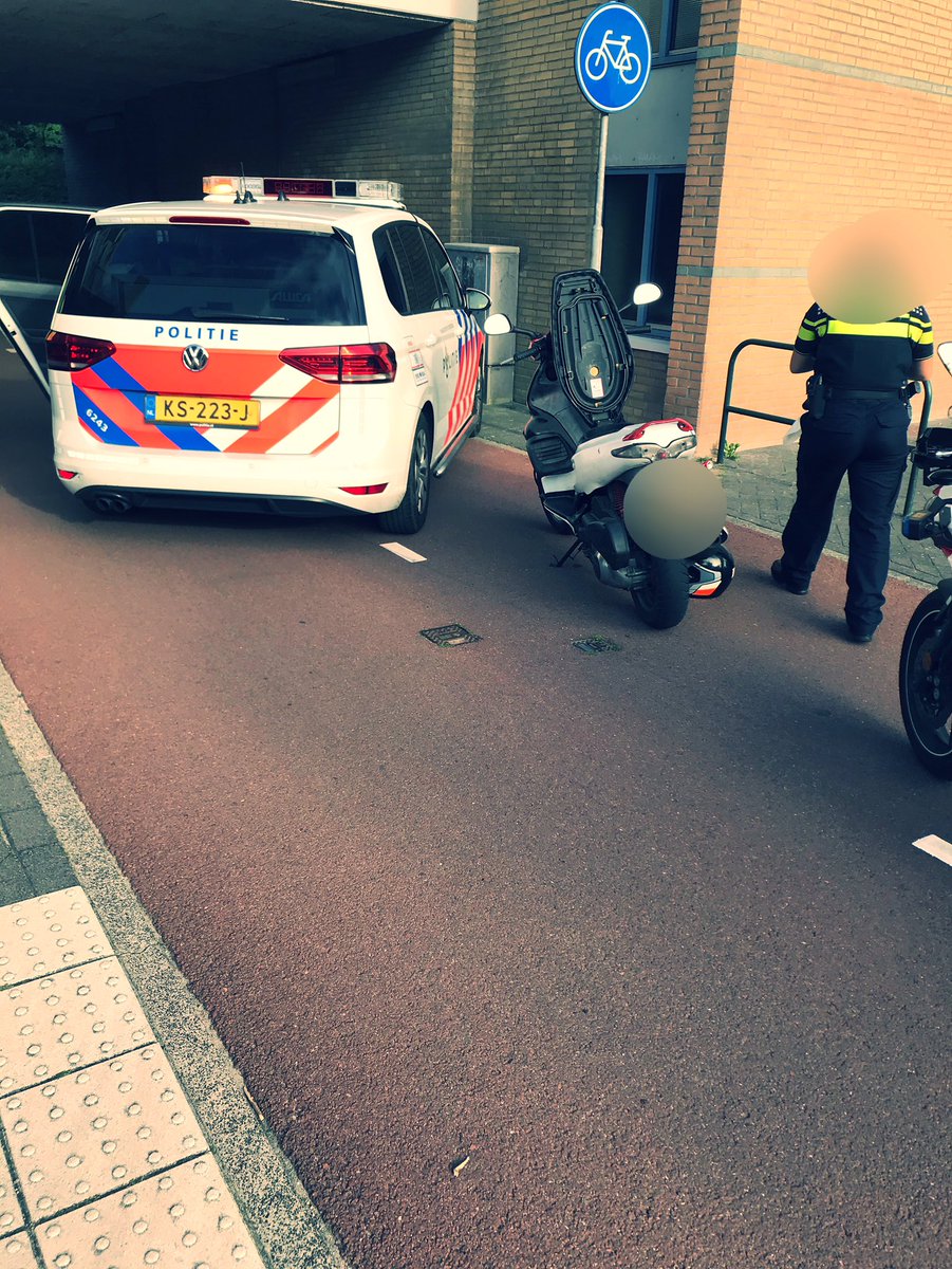 POL_Amstelveen's tweet photo. Zojuist heeft een motorrijder van ons team een ‘bromfiets’ gestopt. Na kort onderzoek blijkt het om een heel ander voertuig te gaan. De kentekenplaat hoort er in ieder geval niet bij. Bestuurder = aangehouden. Onderzoek wordt voortgezet door oa het #LIV. https://t.co/nCEl9cjVyu