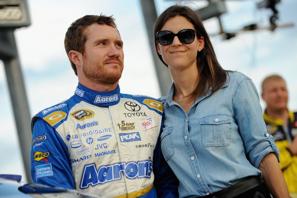 peasonearthh's tweet photo. Sarah Kellen, pimp for Epstien, is married to NASCAR's Brian Vickers 👀 she must be held accountable. #SarahKellen #sarahvickers https://t.co/prjLh8H5aN