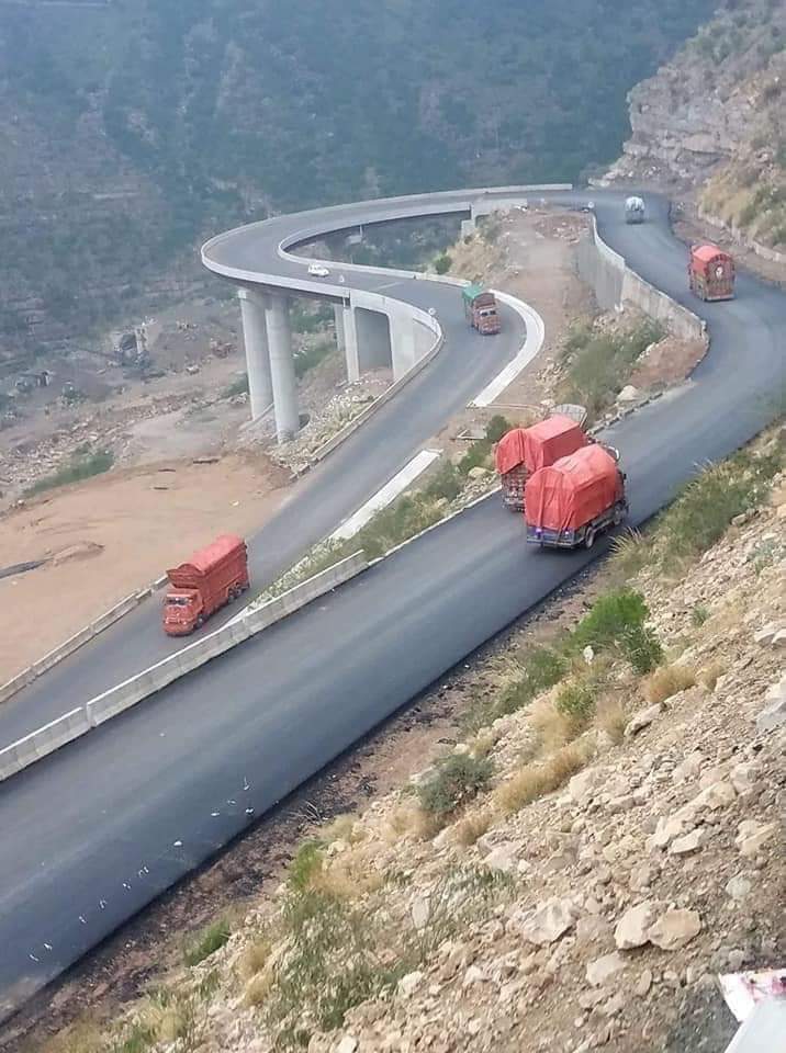 PMLnNewsPoint's tweet photo. جہاں پیدل چلنا دشوار اور مشکل تھا وہاں #نوازشریف نے تجارتی گاڑیاں چلائیں اور یہی وجہ ہے کہ دشمن چاہ کر بھی نوازشریف کا نام نہیں مٹا سکتے.... https://t.co/Om7v1Uextd