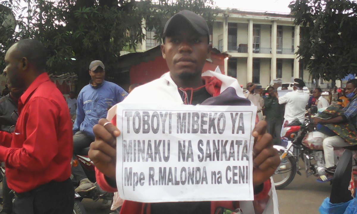 RadioYoka's tweet photo. Les militants et cadres des partis politiques regroupés dans la plate-forme LAUKA ont répondu présent à l’appel de leur dirigeants à la place de Martyres. Ils sont ici pour protester contre l’entérinement de Ronsard MALANDA à la tête de la CENI ainsi qu’aux lois MINAKU et SAKATA. https://t.co/zJZdXAaVq2
