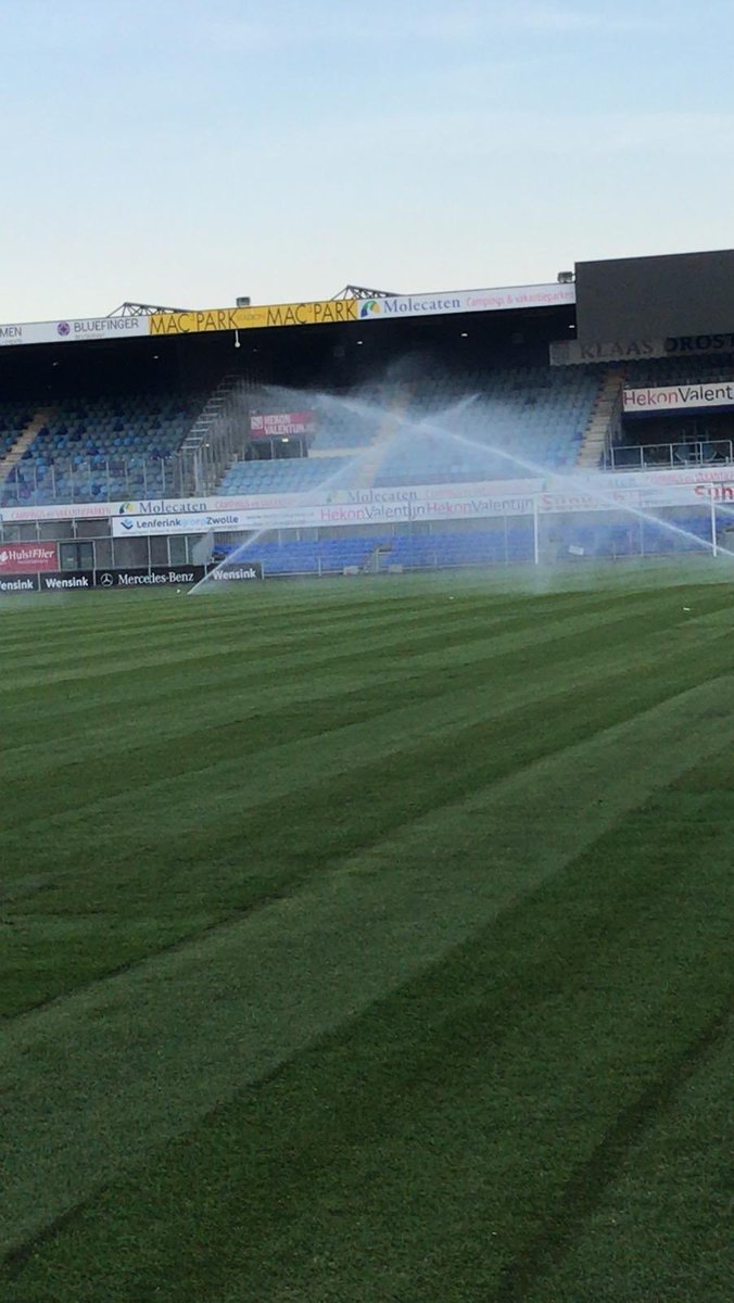 Nog een klein stukje, en dan ligt het gras erin! Direct de sproeiers aan om de nieuwe sprieten te voorzien van het nodige vocht! Onze grasmeester Meiberg is in zijn nopjes... #pectograss 🌱#desespereertnimmer #samenpeczwolle