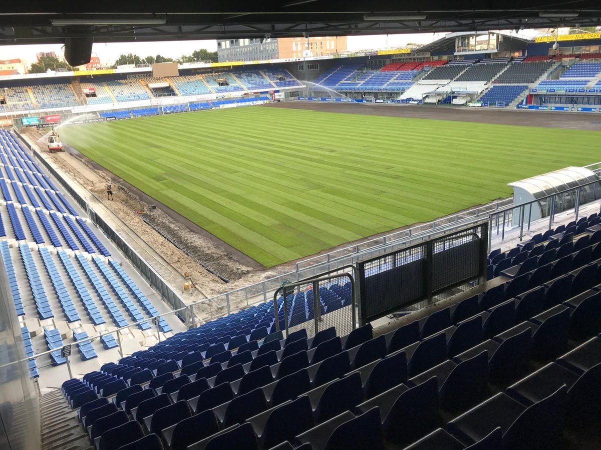 jjmvanleeuwen's tweet photo. Nog een klein stukje, en dan ligt het gras erin! Direct de sproeiers aan om de nieuwe sprieten te voorzien van het nodige vocht! Onze grasmeester Meiberg is in zijn nopjes... #pectograss 🌱#desespereertnimmer #samenpeczwolle https://t.co/ushlNuD6iX