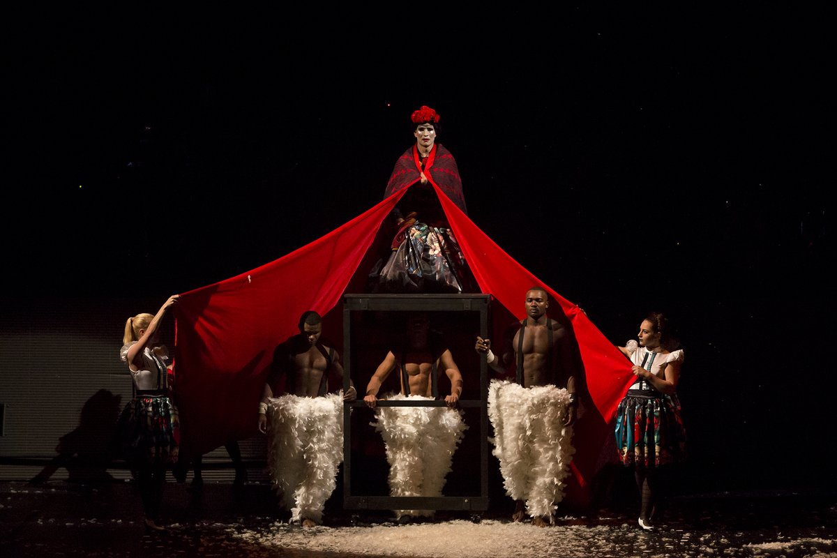 teatromayor's tweet photo. #SuraViveLaCultura | Disfruta de la entrevista a Jef Odet, director del Circo #Farouche, sobre el papel del artista en momentos en que todo parece estar en una crisis de desesperanza, en el libro digital ‘Experimentos con la creación’ 👉 https://t.co/JxIKMdnsnu https://t.co/eac2xpzRE8