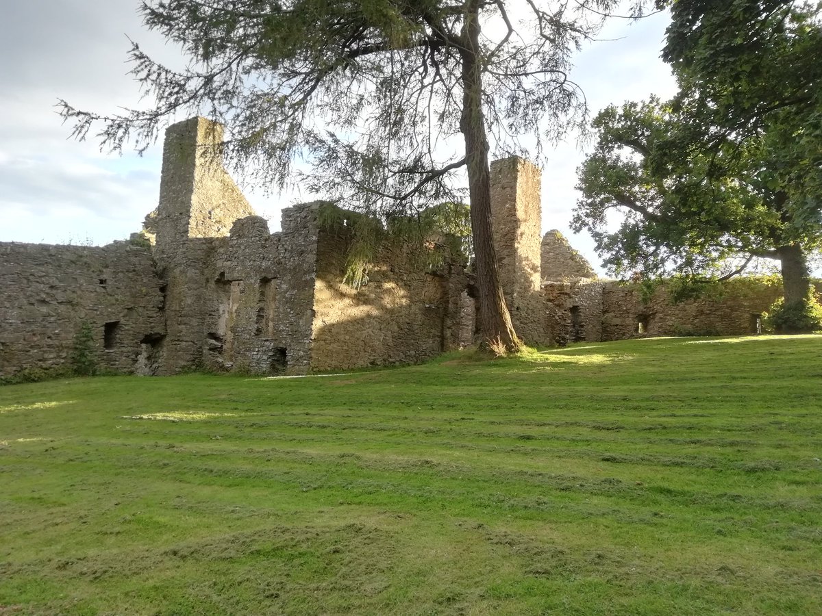 PatrickJMB's tweet photo. Another view of the more 'recent' quarters, Dundrum Castle. https://t.co/JTVYaDe3qE