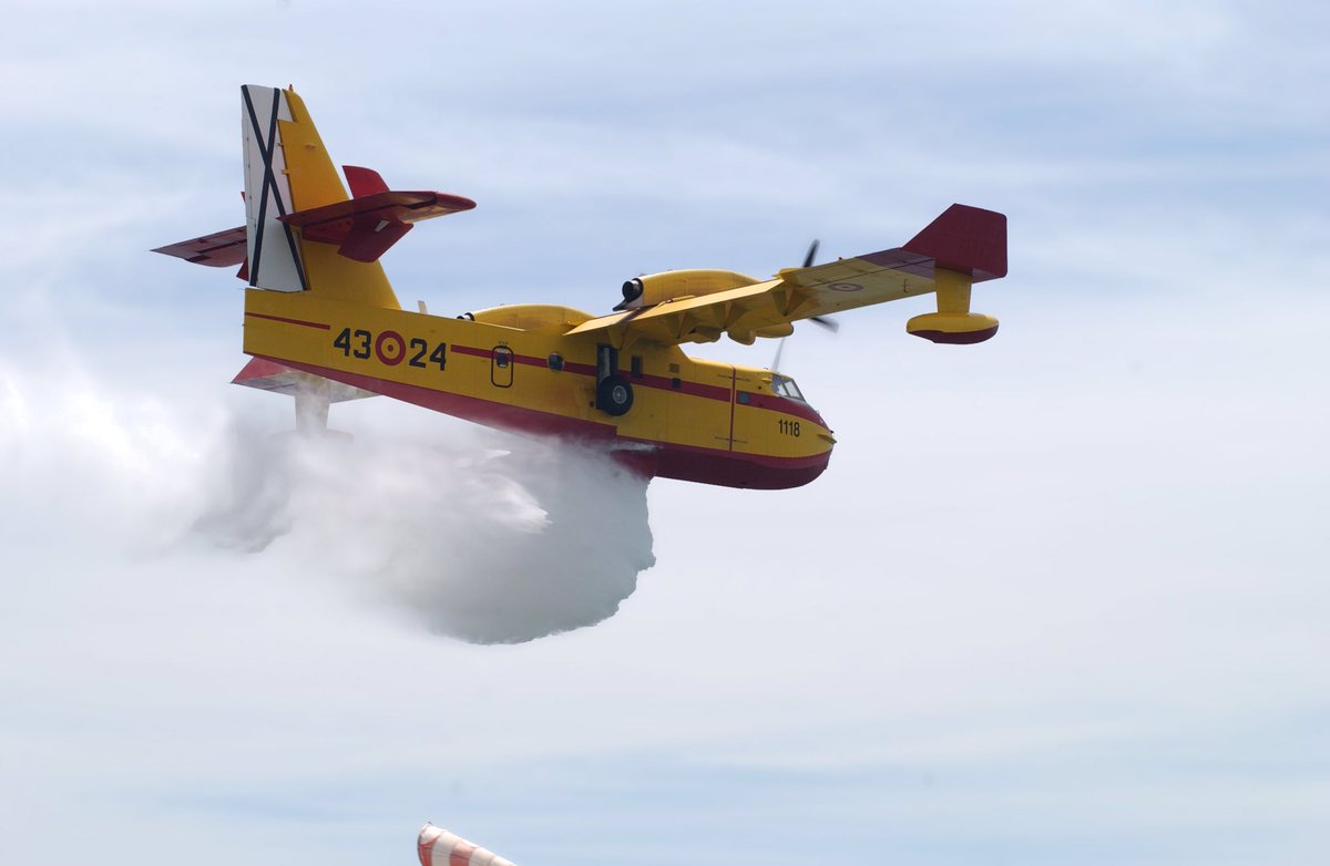 Defensagob's tweet photo. Un avión apagafuegos del 43 Grupo del @EjercitoAire se ha incorporado desde el destacamento de Santiago de Compostela a la extinción del incendio forestal declarado en Arteixo, La Coruña, tal como establece el acuerdo entre Defensa y @mitecogob 
#StopIncendios https://t.co/BzJMKkzwFz
