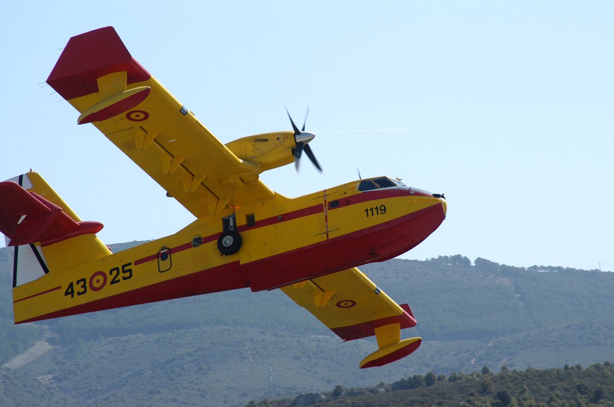 Defensagob's tweet photo. Un avión apagafuegos del 43 Grupo del @EjercitoAire se ha incorporado desde el destacamento de Santiago de Compostela a la extinción del incendio forestal declarado en Arteixo, La Coruña, tal como establece el acuerdo entre Defensa y @mitecogob 
#StopIncendios https://t.co/BzJMKkzwFz