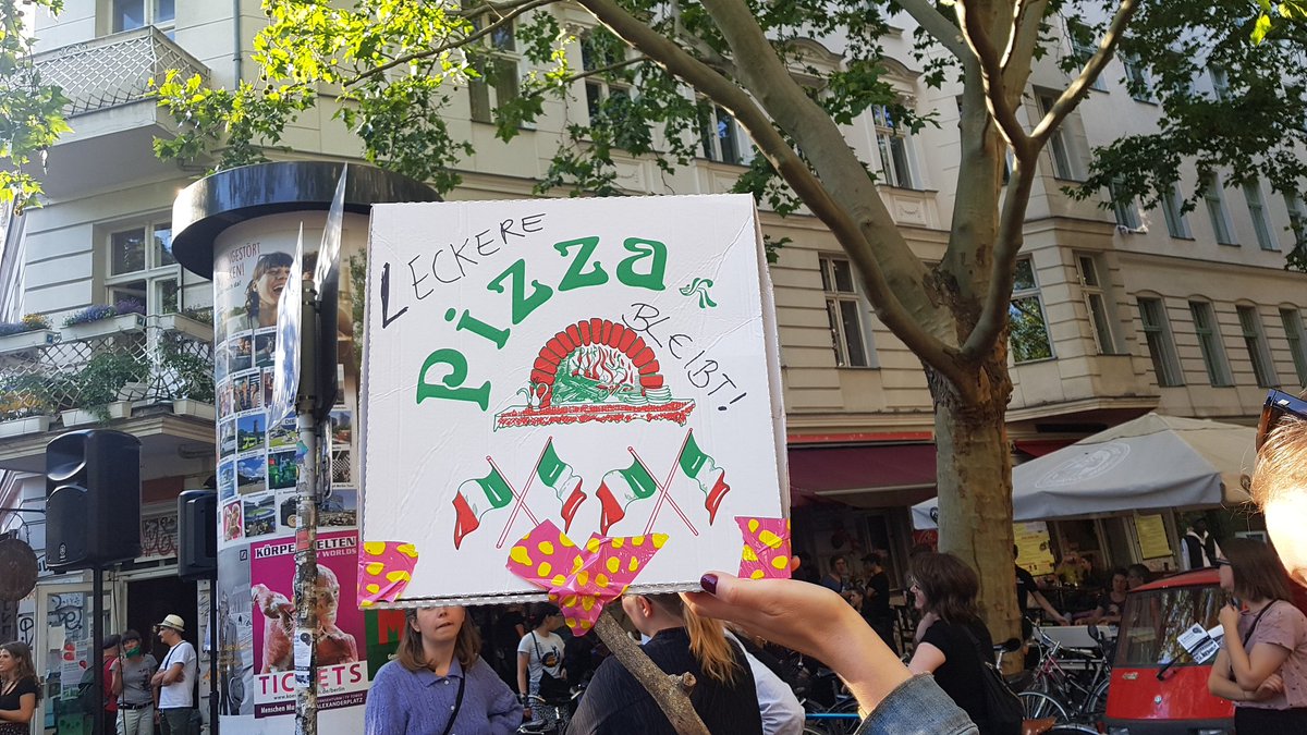 Schon wieder soll ein im #Kiez verwurzeltes Gewerbe verdrängt werden. #DeNoantri ist mehr als eine Pizzeria, sie ist ein solidarischer Ort und ein Ort wo sich Nachbar*innen gerne treffen. Keine Frage, dass wir den Protest der Nachbarschaft unterstützten!
#NostroKiez #PuntoEBasta