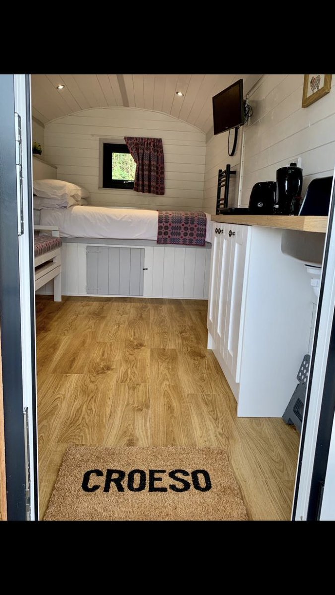 melinwern's tweet photo. The Shepherds Hut
at Wern Mill Caravan Park 

▪️Sleeps 4 (2 xdouble bed)
▪️5 star shared shower, toilet and dish washing facilities ✅ 
Free WIFI ✅ 
For more information or to make a booking please call 01545580221 or email info@wernmillcaravanpark.co.uk https://t.co/cFIC48jYW9