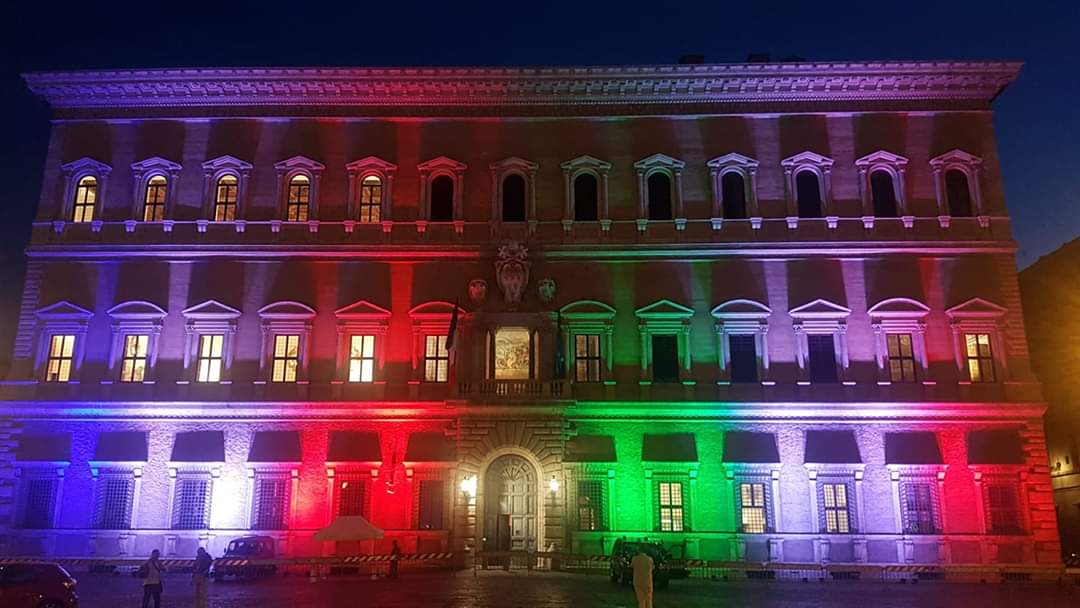 FranceenItalie's tweet photo. #14luglio
Già da stasera la facciata di #PalazzoFarnese illuminata con i tricolori italiano e francese. Solidarietà e cooperazione per festeggiare insieme. https://t.co/b17n5MKxJt