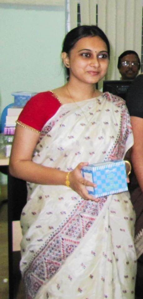 keyakahe's tweet photo. Deputy magistrate Debdutta Roy who was posted in Chandannagar, Hooghly, WB died due to #COVID19 on Monday. She is the first senior Govt officer to have succumbed to the infection in the State. 
She was a mother of a 4 year old. No words for condolence. Om Shanti. https://t.co/5rNUt3RgZo