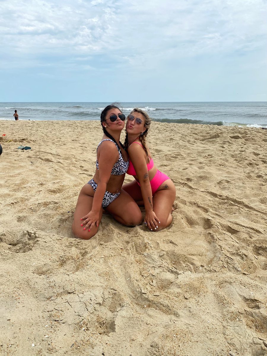 JaceyTaylor12's tweet photo. Beachin’ is better w/ your bestie✨ https://t.co/ExQhSSwRhe