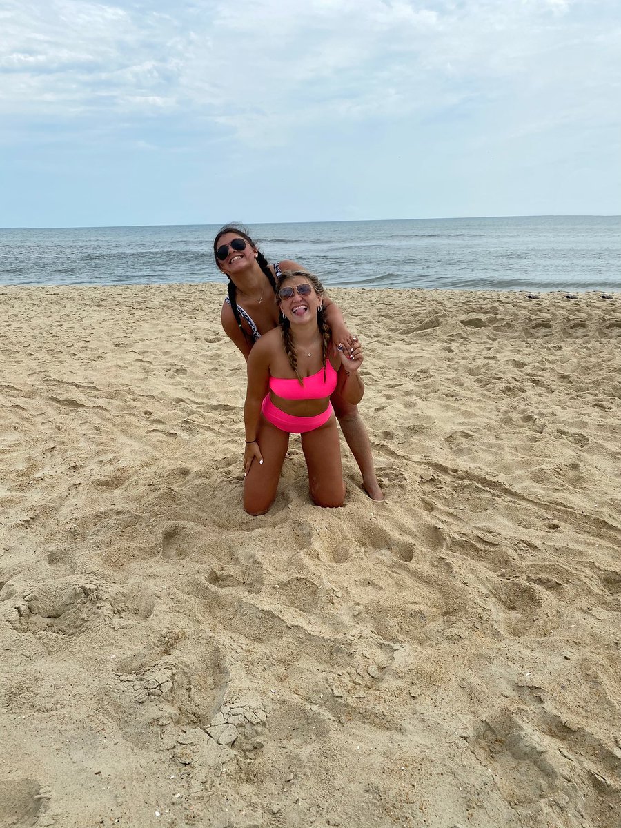 Beachin’ is better w/ your bestie✨