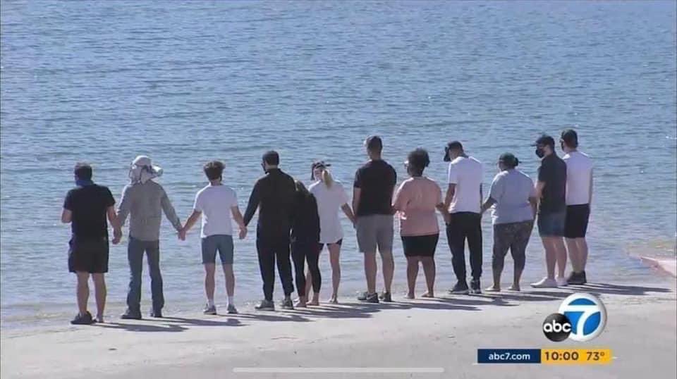 DoriceStella's tweet photo. The cast of #Glee with #nayariviera family at the lake. God my heart 💔 https://t.co/8XzDXpAjRg