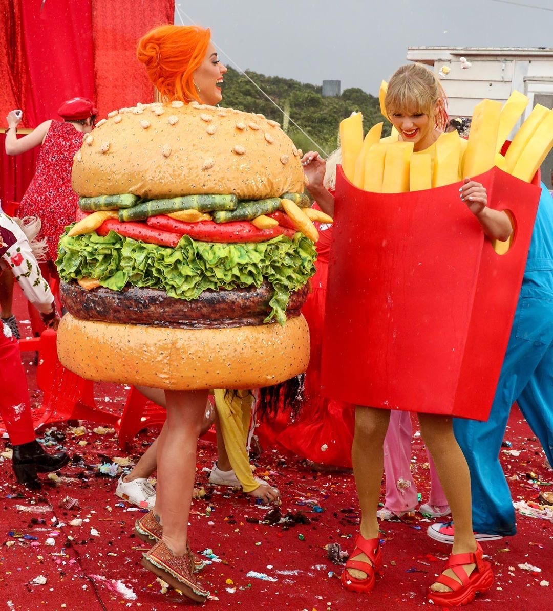 taylornation13's tweet photo. When we heard it was French Fry Day, our first thought was Taylor as 🍟. Anyone else?! 🙋🏼‍♀️🍟🍔💕 https://t.co/skcv1kjYVj