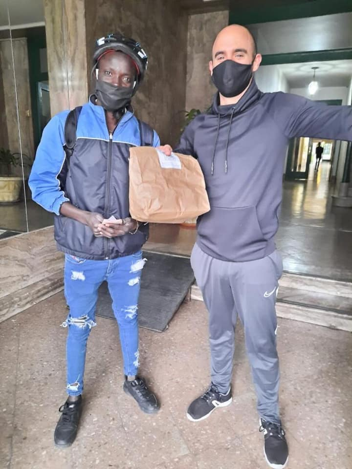 nicolasarellano's tweet photo. La cuarentena obligó a muchos vendedores ambulantes  a quedarse en sus casas y no poder salir a trabajar. Por eso ahora están haciéndolo a través de las redes. Si tenés ganas de colaborar con ellos y comprarte algo lindo, podés contactarlos acá ⬇️ https://t.co/am44oUDnBj