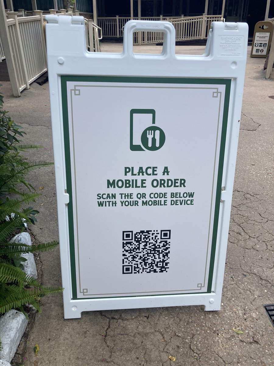 wjt_themepark's tweet photo. 事前にMobileオーダーで支払いまで済ませて出来上がったらアプリでメッセージが届きます📲それまでレストラン内に入ることができません💦
キャストさんがテーブルから椅子全体しっかり消毒していました✨

#restaurantosaurus #AnimalKingdom #disney #wdw #diz課 #PhysicalDistancing #disneyresort https://t.co/7wK1cBIBgr