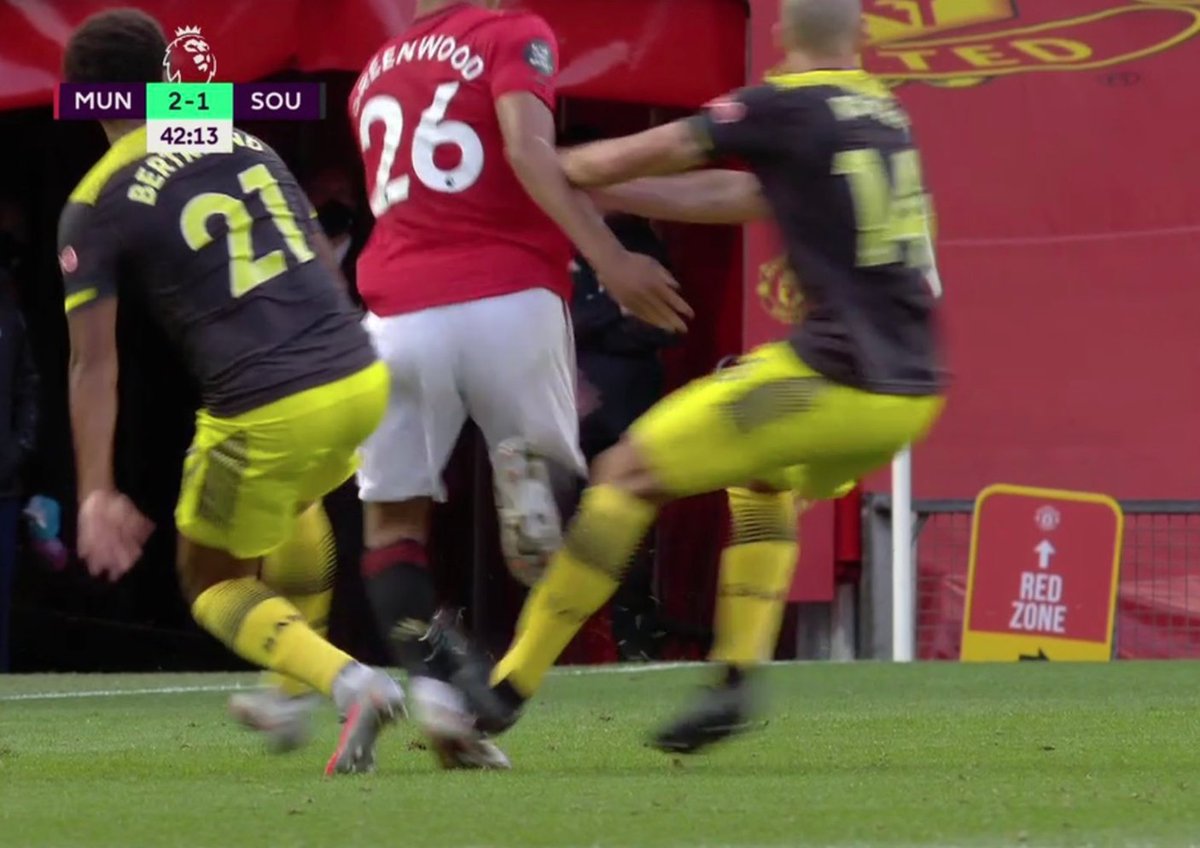 Satu kejadian ketika kaki Greenwood diinjak oleh Romeu, tapi tidak ada hukuman kartu sama sekali. VARchester? 😅