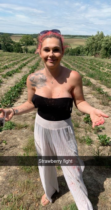 Yes that&rsquo;s strawberry&rsquo;s on my chest lol https://t.co/kUQ7F0VVm8<a href="/tag/flashing"class="tags"><span>#flashing</span></a><a href="/tag/titsout"class="tags"><span>#titsout</span></a>