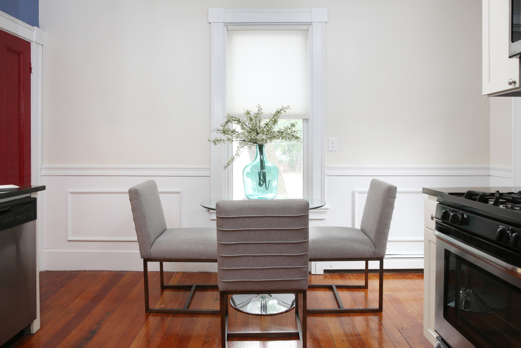 charlesgate's tweet photo. Flexible, open layout with large eat-in kitchen in Cambridge! 2 bed, 1.5 bath, 994 sqft, and just minutes from the heart of Central Square. Kitchen features black marble counters &amp; stainless steel appliances. $839,000

https://t.co/UiXbzvsU2S https://t.co/17O6Y1a5T6
