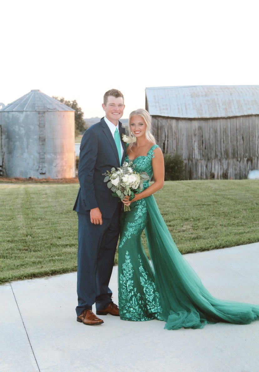 JennayLeslie's tweet photo. last high school dance with my sweetheart 💛 https://t.co/vpm5Yyatww