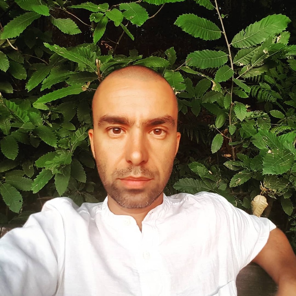 Ich bin müde. Langsam geht die Sonne unter in der Ferne. Die Sonnenuntergänge sind hier wunderschön. Ich bin dankbar. Stolz. Ich lechze nach Leben. Nach echter Verbindung. Nach neuem Alten und Antworten, die mehr Fragen bringen. Ich bin genau da, wo … instagr.am/p/CCmBMpuH5NM/]