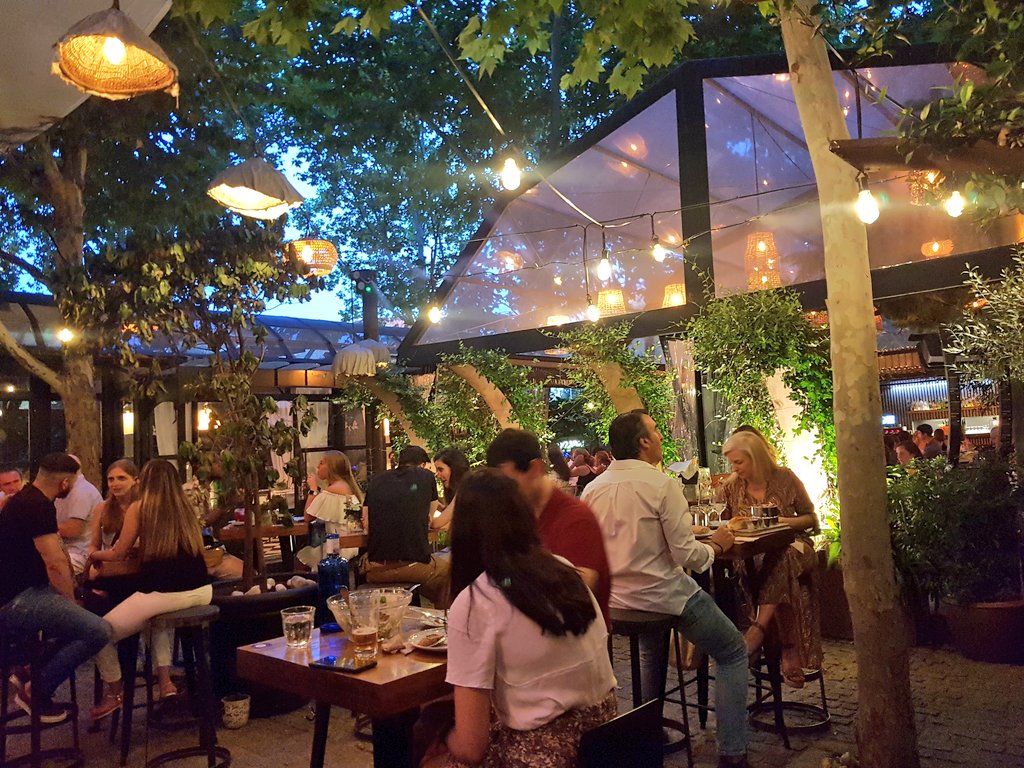 Disfrutar de la terraza de @Taberna_Arzabal en el Reina Sofía, Madrid Platos interesantes para picar y Albariño Do Ferreiro de Rías Baixas Sabroso y persistente #vino #winelover