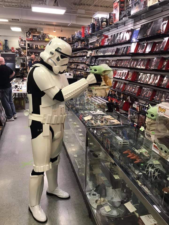 ESP_MTG's tweet photo. #InTheStore today. 

At least they're wearing masks? https://t.co/M3hsk1YATW