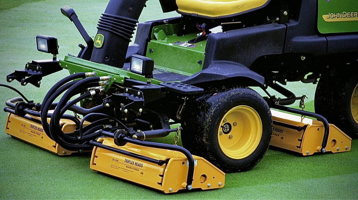MidwestTruTurf's tweet photo. The @Tru_Turf TR66 triplex heads comes in several bracketed variations for John Deere, Jacobsen & Toro mowers. Our 66” combined rolling width incorporates Tru-Turf’s patented triple offset roller configuration for great results whether rolling or rolling & spiking. https://t.co/w1fZDHnG89