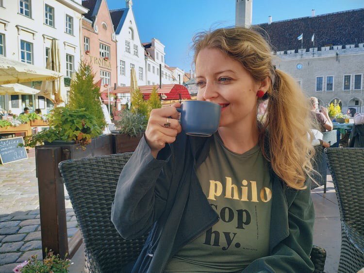 DeaDixit's tweet photo. The main square in Tallinn’s Old Town. A handful of tourists, many locals. The prices have gone down for food &amp; drinks. #eestissearmunud #beautifulestonia #mapoleturistmaelansiin #coffee #Tallinn #postcovid #tourism #tipyourwaiters https://t.co/v8XvwBvETh