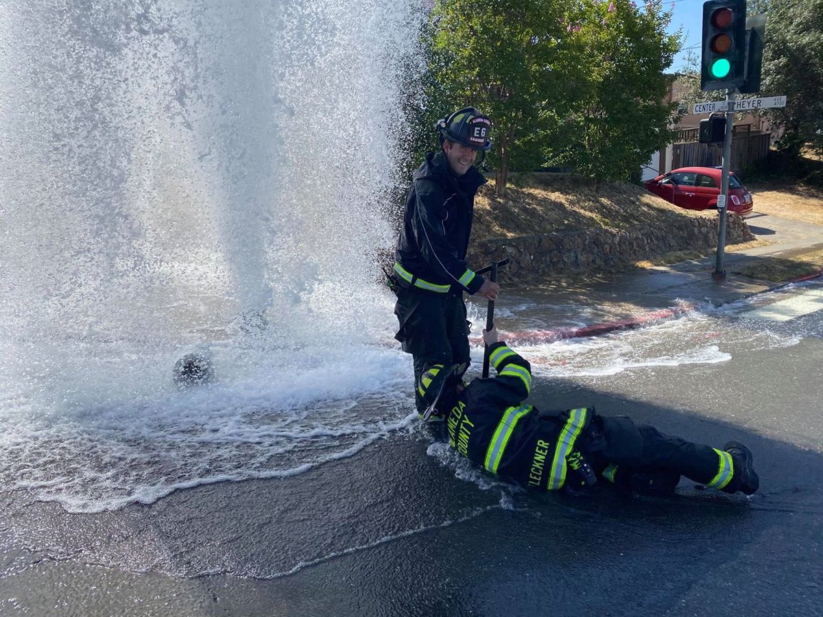 AlamedaCoFire's tweet photo. Earlier this AM, a big rig truck sheared off a fire hydrant at the corner of Center & Heyer, firefighters quickly shut off the hydrant with assistance from @CHPDublin and #eastbaymud #ENGINE6 @CastroValleyTV https://t.co/LnQTVX9rVn