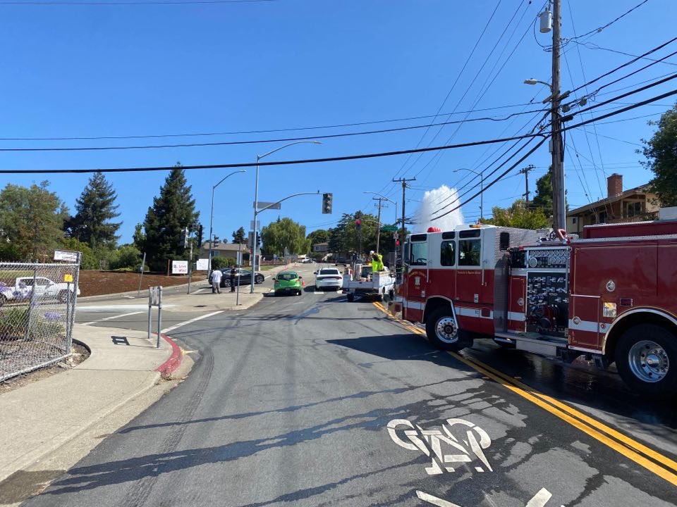 AlamedaCoFire's tweet photo. Earlier this AM, a big rig truck sheared off a fire hydrant at the corner of Center & Heyer, firefighters quickly shut off the hydrant with assistance from @CHPDublin and #eastbaymud #ENGINE6 @CastroValleyTV https://t.co/LnQTVX9rVn