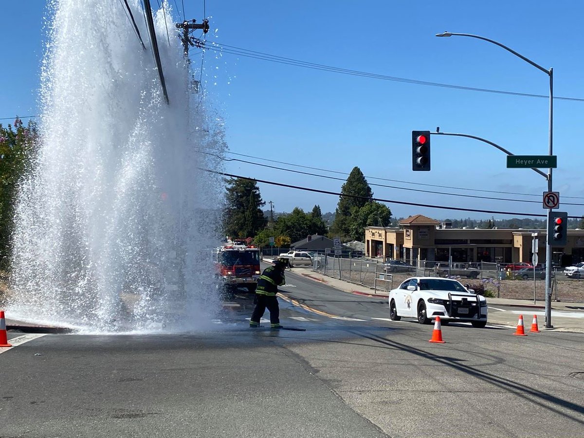 AlamedaCoFire's tweet photo. Earlier this AM, a big rig truck sheared off a fire hydrant at the corner of Center & Heyer, firefighters quickly shut off the hydrant with assistance from @CHPDublin and #eastbaymud #ENGINE6 @CastroValleyTV https://t.co/LnQTVX9rVn