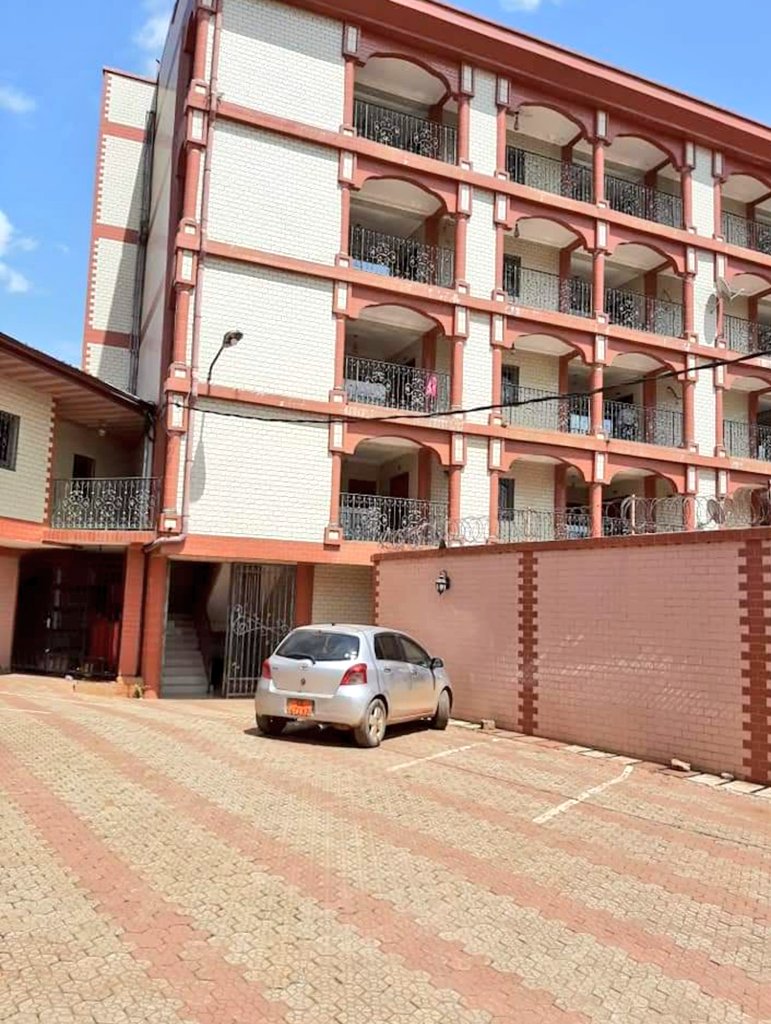 TontonZ237's tweet photo. Appartements haut-standing à louer dans un immeuble avec parking  sécurisé à Mimboman lieu dit Shakespeare à 50m de l'axe principal sur accès bitumé :02chambres spacieuses avec placards, 1 superbe salon staffé et lustré ,02 douches avec eau chaude
125000/mois

Tel 695392116 https://t.co/hUvTEUEct6