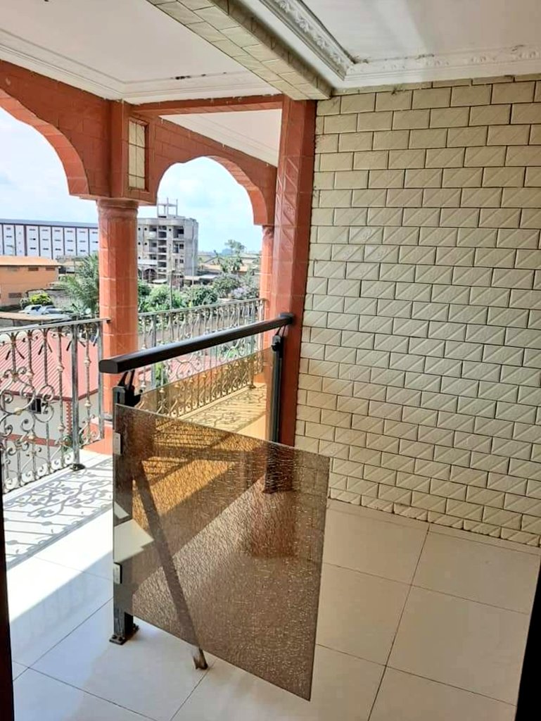 TontonZ237's tweet photo. Appartements haut-standing à louer dans un immeuble avec parking  sécurisé à Mimboman lieu dit Shakespeare à 50m de l'axe principal sur accès bitumé :02chambres spacieuses avec placards, 1 superbe salon staffé et lustré ,02 douches avec eau chaude
125000/mois

Tel 695392116 https://t.co/hUvTEUEct6