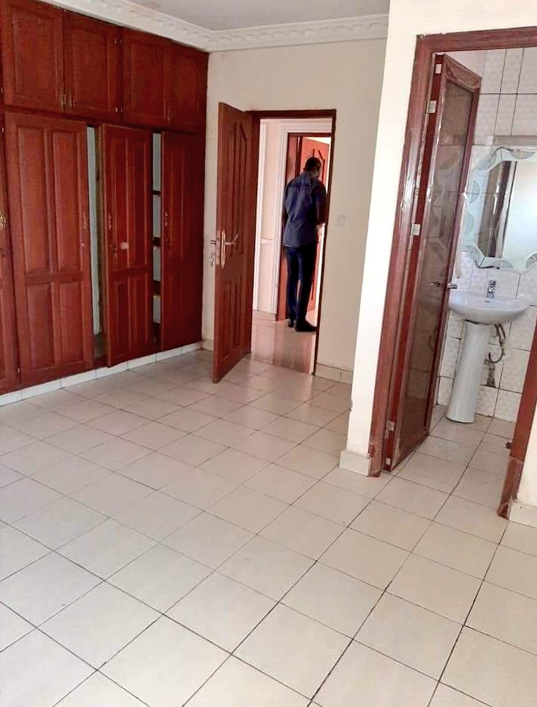 TontonZ237's tweet photo. Appartements haut-standing à louer dans un immeuble avec parking  sécurisé à Mimboman lieu dit Shakespeare à 50m de l'axe principal sur accès bitumé :02chambres spacieuses avec placards, 1 superbe salon staffé et lustré ,02 douches avec eau chaude
125000/mois

Tel 695392116 https://t.co/hUvTEUEct6