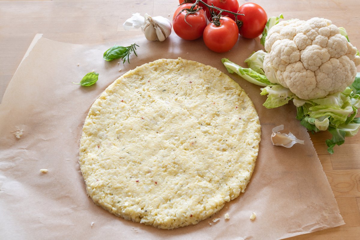 Looking for a healthier way to eat pizza? Try this easy-to-make recipe for Mediterranean Cauliflower Pizza, where a traditional crust is swapped out for a homemade, nutritious cauliflower base: bit.ly/2WwrqBV #meatlessmonday #healthyrecipe #healthyeating