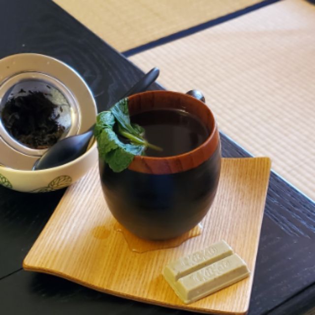 Daily tea timeHojicha with mint and chocolateHojicha (from  http://safetyrefarm88.co.jp ) with fresh mint, with a hojicha-flavor kit-kat on the side. The mint brightens the flavor a bit and it can go through a few more infusions.