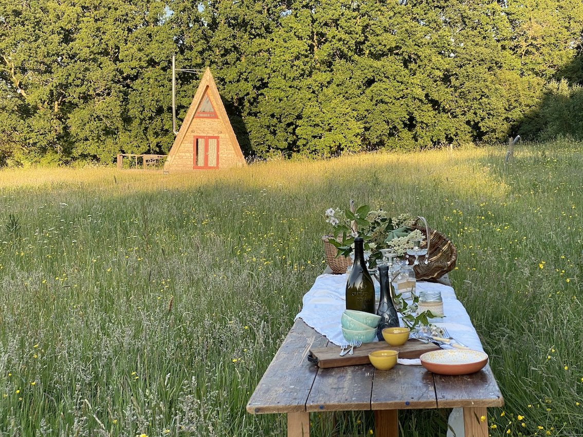 Balmy evenings in the meadow 😍💚🙏
 #tinyhomesholidays #ecoretreats #isleofwight #offgrid #uktinyhouse  #cabinlife #meadowlife #treadlightly #aframe #contemporarycabins #isleofwightholiday