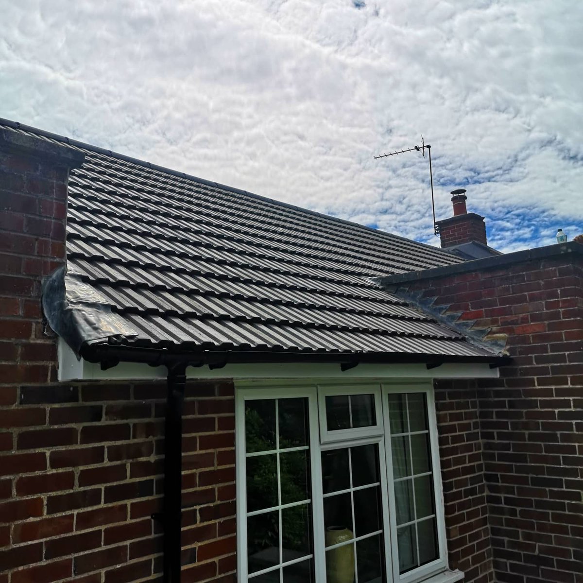 jmrroofingltd's tweet photo. New roof completed today in #esher #surrey
New @bmigroupcom #redland49s some new upvc fascia, soffits and gutter and new top coat on the rear flat #grproof #kentroofers #roofing #rooferslife #roofingworld #propertymaintenance #construction https://t.co/1ZfK6CbTfC