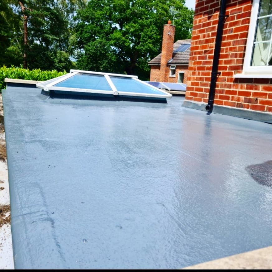 jmrroofingltd's tweet photo. New roof completed today in #esher #surrey
New @bmigroupcom #redland49s some new upvc fascia, soffits and gutter and new top coat on the rear flat #grproof #kentroofers #roofing #rooferslife #roofingworld #propertymaintenance #construction https://t.co/1ZfK6CbTfC