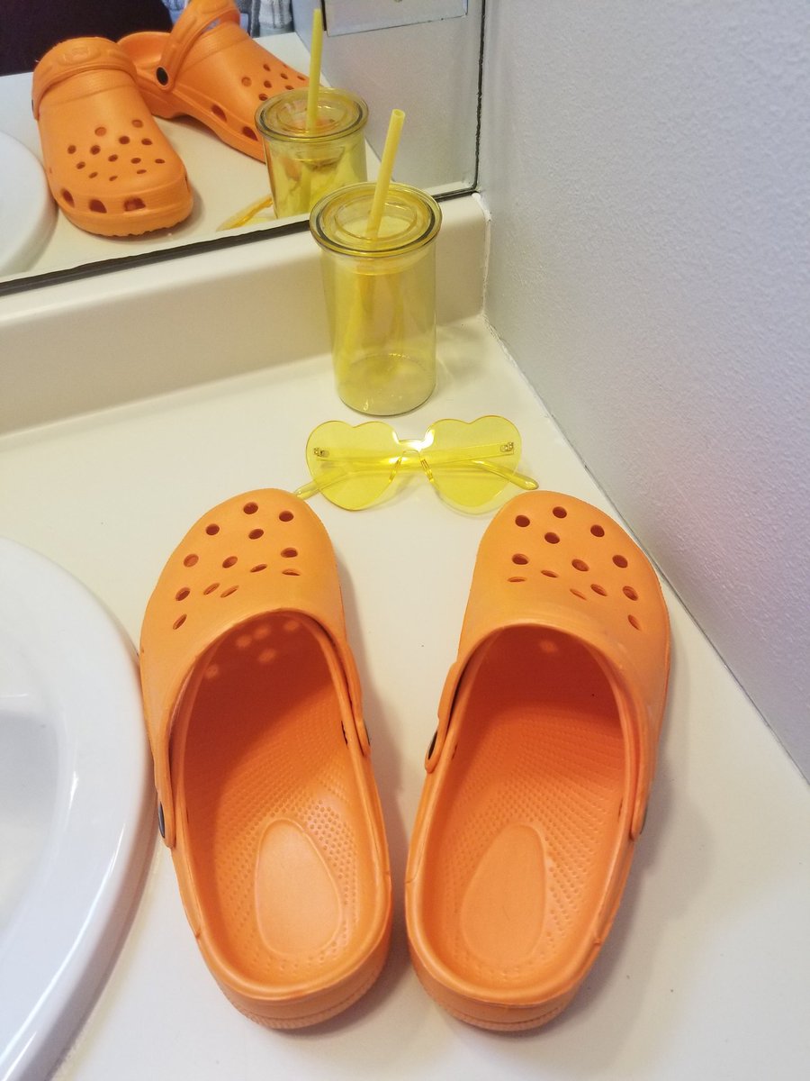 TraitorHugger's tweet photo. Some detail/accessory shots for my upcoming #maplegelconline Hall Cosplay submission. ♡ 

(Pascal TalesofGraces would 100% wear Crocs, thank you for coming to my TedTalk) https://t.co/dw2M3AblBV