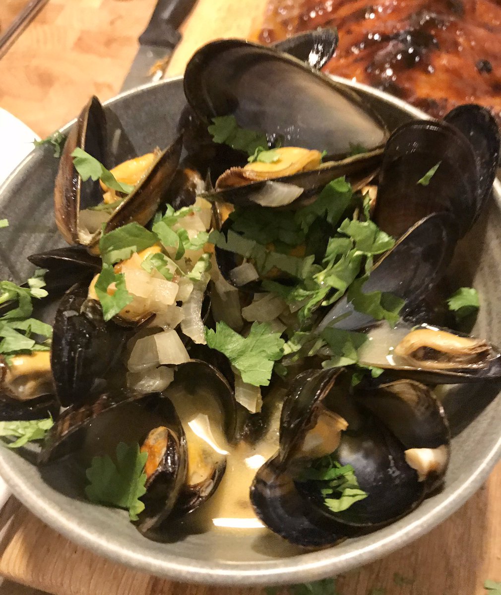 Finally, Mussels in White Wine & Cream - four dishes using alcohol as an ingredient cooked live on  @BBCRadioLincs with  @rob_makepeace in the studio with  @SamStraw as fab as ever!