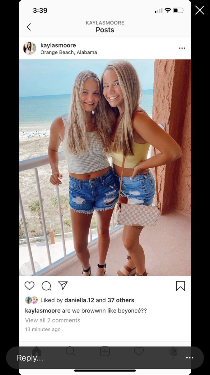 DimitriMillerr's tweet photo. So two white girls think they dark enough to be Beyoncé? https://t.co/wFxrL9pdfP