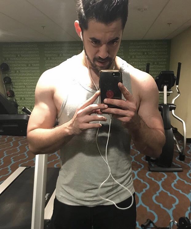 porlasnudesvivo's tweet photo. 😈😈HETERO COGELON😈😈

Marcelo, un guapo cowboy que tiene una verga súper deliciosa y súper gruesa. Es tan delicioso coger con el, estaba tan pedo que me lo hizo atrás en su camioneta afuera de una finca, traía mucha leche y bien espesa 🤤

Rt si quieres verle el pene 🔥🔥🔥 https://t.co/vyfB0wLzLx