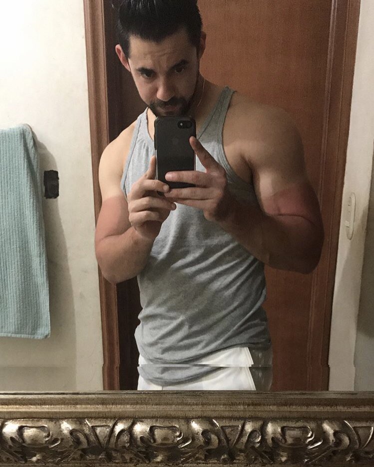 porlasnudesvivo's tweet photo. 😈😈HETERO COGELON😈😈

Marcelo, un guapo cowboy que tiene una verga súper deliciosa y súper gruesa. Es tan delicioso coger con el, estaba tan pedo que me lo hizo atrás en su camioneta afuera de una finca, traía mucha leche y bien espesa 🤤

Rt si quieres verle el pene 🔥🔥🔥 https://t.co/vyfB0wLzLx